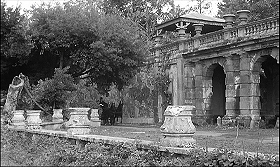 『亡霊の復讐』 1965　約44分：城の外観、玄関に向かって左側