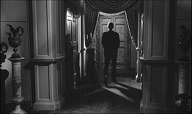 『亡霊の復讐』 1965　約58分：二階(?)廊下　手前左に下からの階段