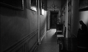 『亡霊の復讐』 1965　約1時間4分：寝室の扉の一つをあけたところに狭い廊下＋額絵