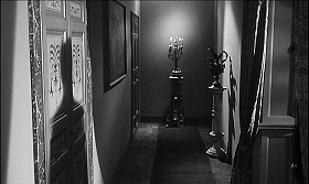 『亡霊の復讐』 1965　約1時間11分：二階廊下　左にドクターの部屋の扉、落ちる影