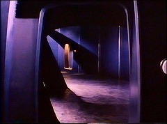『バンパイアの惑星』 1965　約7分：廊下、扉口越しに