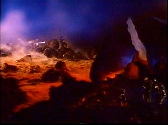 『バンパイアの惑星』 1965　約20分：地表　右下に小さく人物たち、左奥にもう一隻の宇宙船