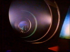 『バンパイアの惑星』 1965　約47分：未知の宇宙船の円形廊下　奥に小さく人物たち