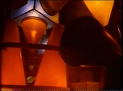 『バンパイアの惑星』 1965　約47分：未知の宇宙船の動力室(?)　左下の谷状部分に小さく人物たち