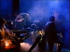 『バンパイアの惑星』 1965　約49分：未知の宇宙船、巨大な骸骨が机に突っ伏す部屋