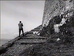 『袋小路』 1966　約6分：城の入口への階段
