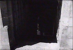 『袋小路』 1966　約8分：丘からの階段と一階のテラスを結ぶトンネル状階段、上から