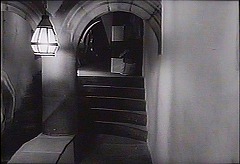 『袋小路』 1966　約34分：階段をあがって二階、上から＋二連アーチ