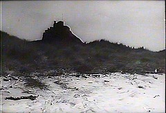 『袋小路』 1966　約1時間2分：城のシルエット、浜から