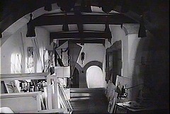 『袋小路』 1966　約1時間4分：三階の部屋＋奥に二連アーチ