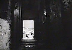 『袋小路』 1966　約1時間32分：一階テラスから居間への廊下