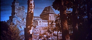 『凶人ドラキュラ』 1966　約14分：城、外観