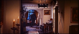 『凶人ドラキュラ』 1966　約27分：二階廊下、右奥で吹抜歩廊へ