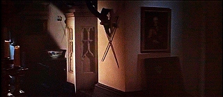 『凶人ドラキュラ』 1966　約35分：二階廊下、左半に上への階段