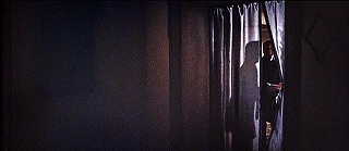 『凶人ドラキュラ』 1966　約42分：カーテンで遮られた部屋