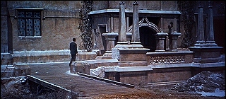 『凶人ドラキュラ』 1966　約51分：玄関前、左寄り