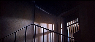 『凶人ドラキュラ』 1966　約54分：綴織の裏の階段、下から