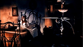 『呪いの館』 1966　約54分：宿屋、家族の部屋、ベッドの頭の装飾とその影、右手前にランプ