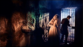 『呪いの館』 1966　約1時間5分：くぼみの扉口を入ったところ