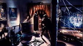 『呪いの館』 1966　約1時間11分：追いかけっこと堂々巡りの部屋、右奥に館の絵(?)