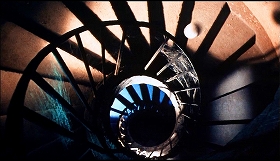 『呪いの館』 1966　約1時間18分：螺旋階段、真上から、跳ねる白い鞠