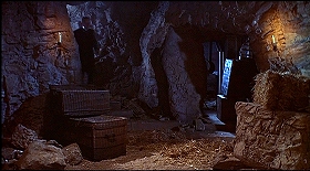 『蛇女の脅怖』 1966　約1時間12分：地下二階(?)の洞窟状空間