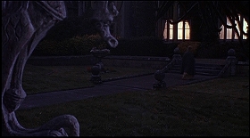 『蛇女の脅怖』 1966　約1時間13分：館の外観、左手前にドラゴン像