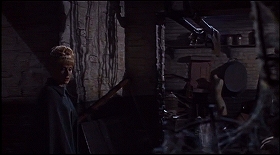 『蛇女の脅怖』 1966　約1時間17分：地下一階(?)の物置部屋
