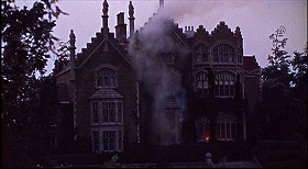 『蛇女の脅怖』 1966　約1時間25分：館の外観、一部炎上