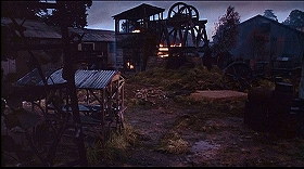 『吸血ゾンビ』 1966　約1時間28分：火がついた採掘場の捲上機
