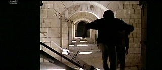 『冒険者たち』 1967　約1時間31分：要塞島、屋内の回廊