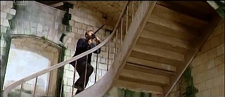 『冒険者たち』 1967　約1時間47分：要塞島、三階から屋上への階段　下から
