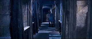 『吸血鬼』 1967　約48分：二階(?)廊下　奥は昇ってきた階段側