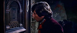 『吸血鬼』 1967　約51分：助手の部屋の扉にタルシーア風建築図の装飾