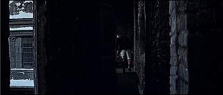 『吸血鬼』 1967　約1時間10分：狭い廊下　左の窓の奥に見えるのは二階廊下
