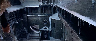 『吸血鬼』 1967　約1時間22分：中庭を囲む二階回廊