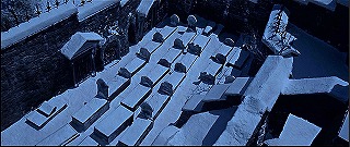 『吸血鬼』 1967　約1時間25分：バルコニーから見下ろした墓地