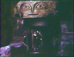 『吸血魔のいけにえ』 1967　約44分：人面浮彫の下の扉口と下り階段