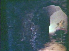 『吸血魔のいけにえ』 1967　約1時間1分：地下の廊下＋突風