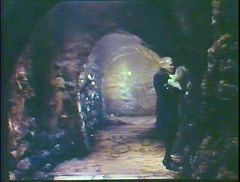 『吸血魔のいけにえ』 1967　約1時間1分：地下の廊下＋覗き孔