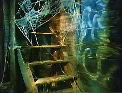 『妖婆 死棺の呪い』 1967　約41分：第一夜　堂内、猫が駆けあがる階段　右の壁に悪魔の図(?)