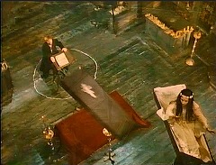『妖婆 死棺の呪い』 1967　約52分：第二夜　堂内、上から　飛行する柩と落下するその蓋