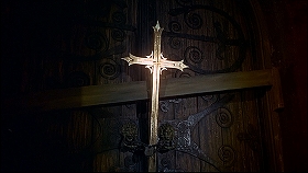 『帰って来たドラキュラ』 1968　約21分：十字架で封印された城の玄関扉
