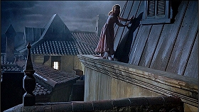 『帰って来たドラキュラ』 1968　約38分：屋根伝いの道筋