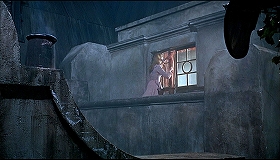 『帰って来たドラキュラ』 1968　約39分：酒場上階のバルコニーと廊下の窓