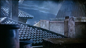 『帰って来たドラキュラ』 1968　約1時間12分：屋根伝いの道筋