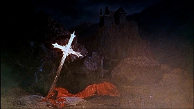『帰って来たドラキュラ』 1968　約1時間31分：十字架とマント、奥に城