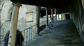 『世にも怪奇な物語』 1968　約1時間10分：第2話　広場への階段、下から