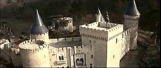『大反撃』 1969　約4分：城、左の円塔と中央の角塔の間が城門　上空から