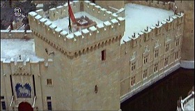 『大反撃』 1969　約58分：角塔の屋上、上空から　左に城門